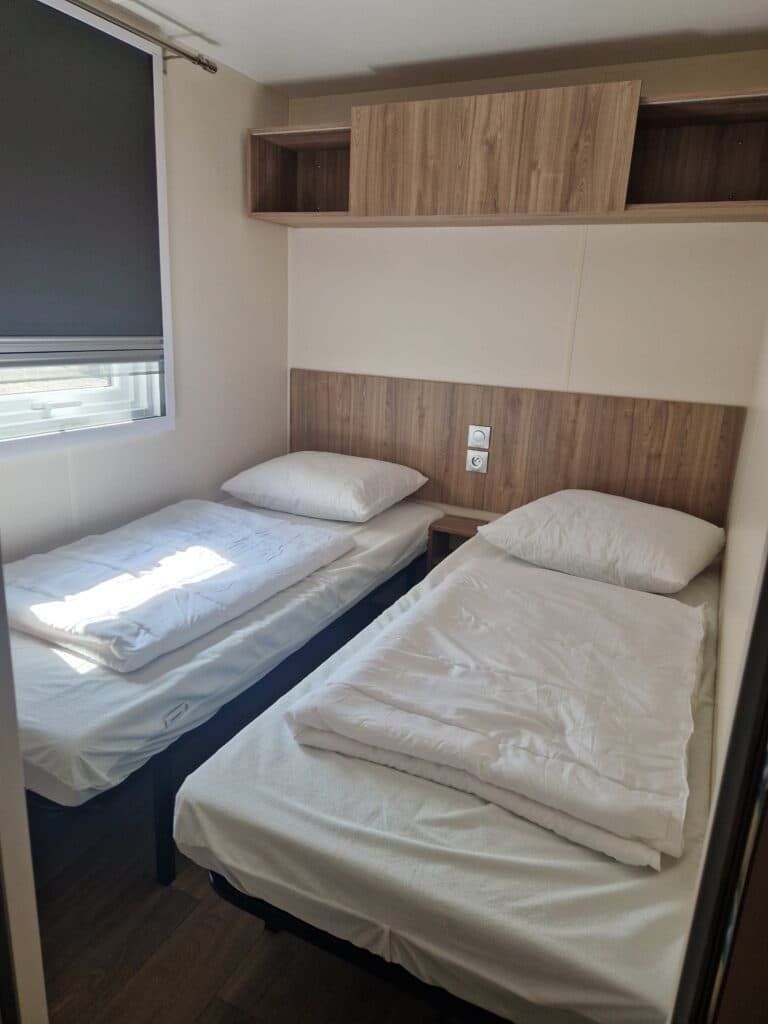 Kinderkamer links in de mobile home