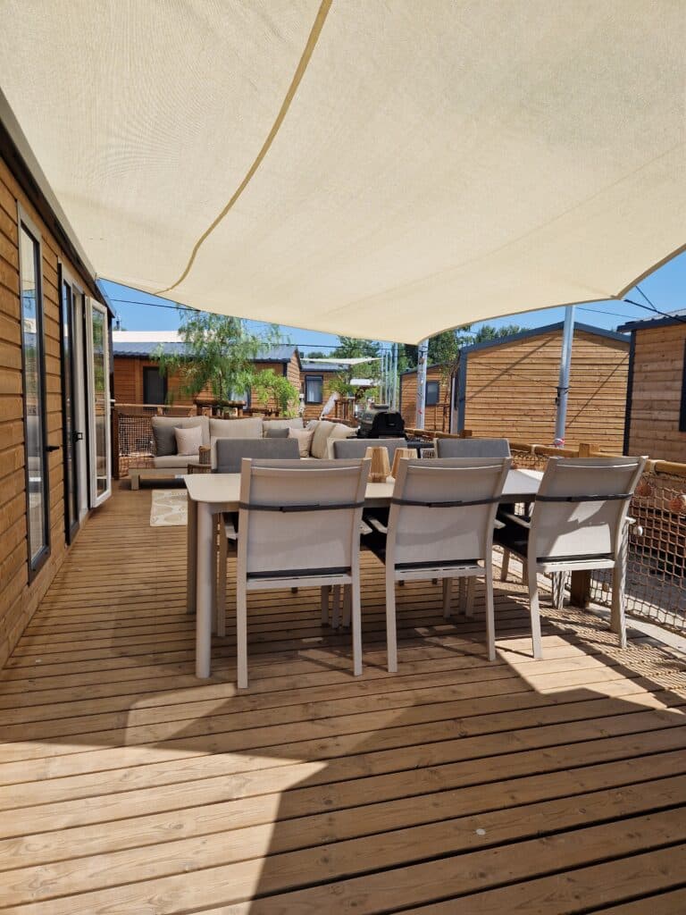 Zijkant van de veranda van de mobile home