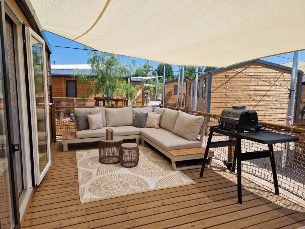 Loungeset op de veranda van de mobile home in Cap d'Agde