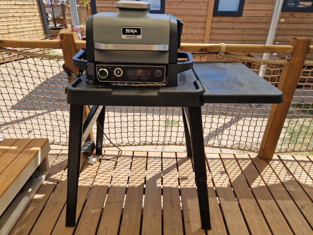 Elektrische BBQ op het terras van Maison Patriaul