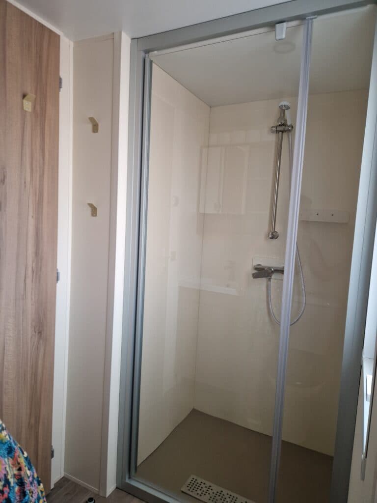 Douche bij de ouderslaapkamer
