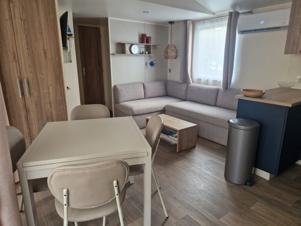Woonkamer met eettafel in de mobile home