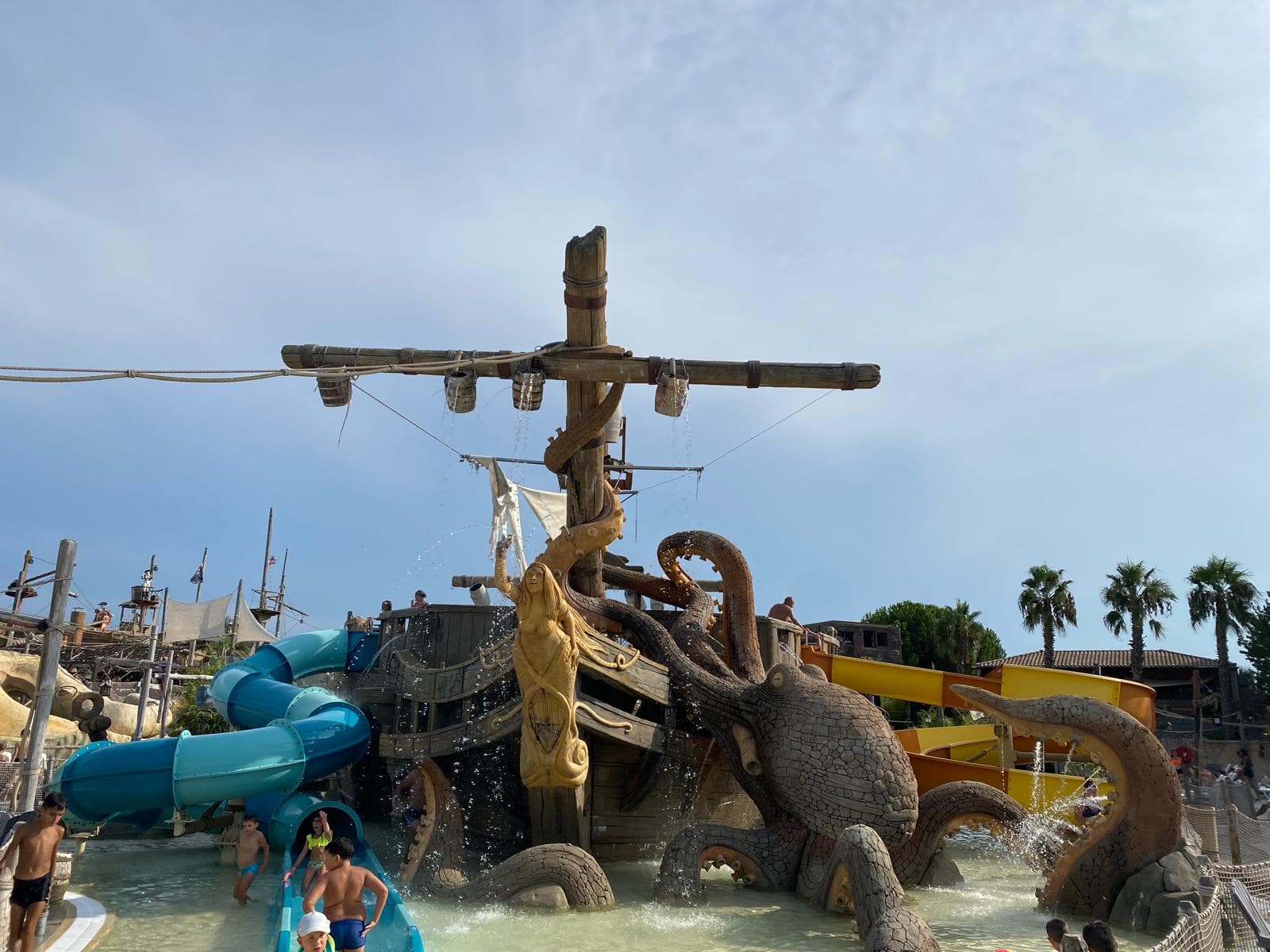 Piraten schip in waterpark Pirates World op camping Les Sables d'Or